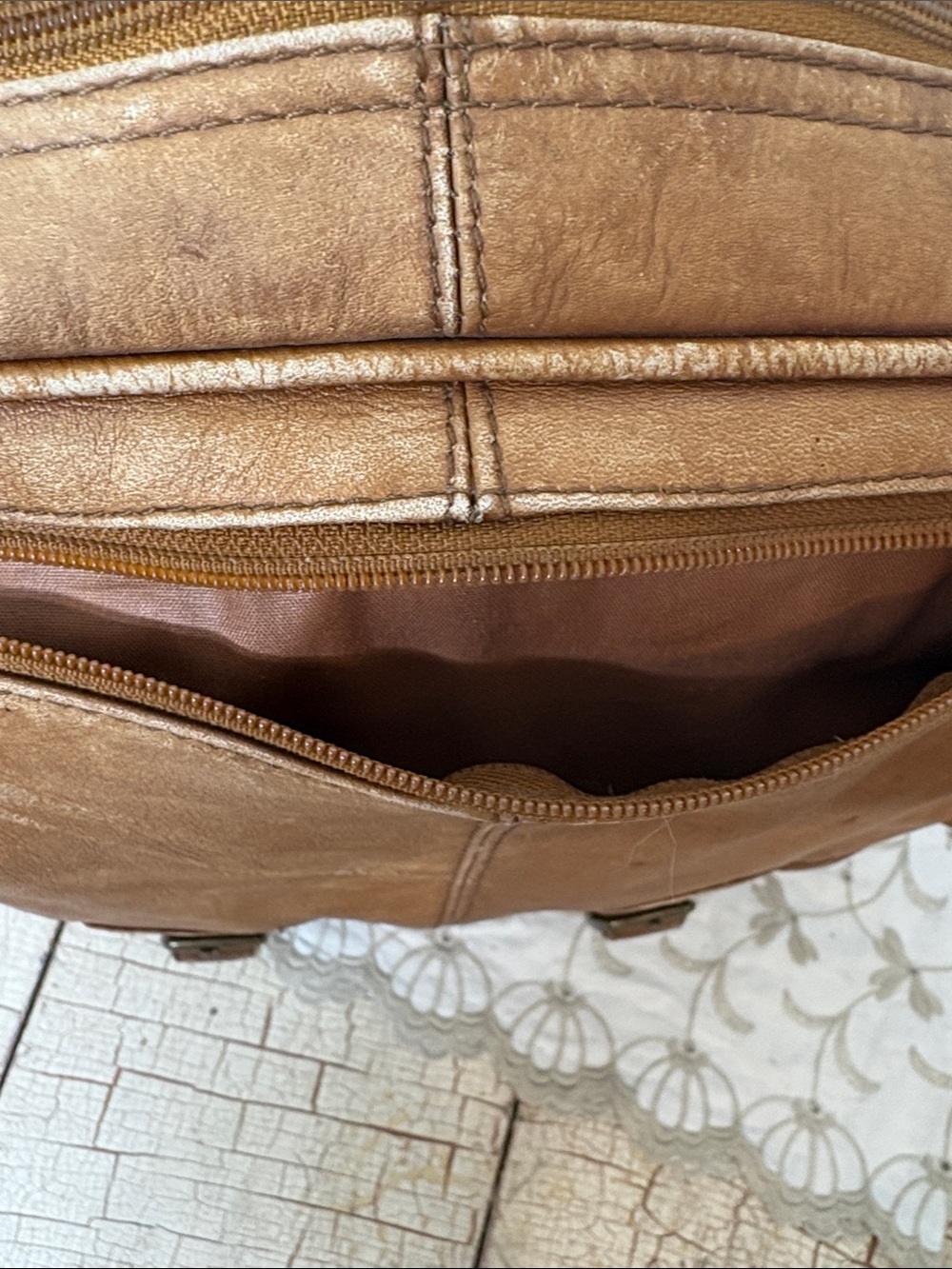 Cortez Colombian leather backpack - Picture 9 of 16